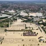 Diese Aufnahme stammt aus einem Hubschrauber der Feuerwehr, die das Hochwasser bei der Stadt Forli dokumentierte
