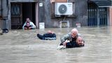 Carabinieri tragen Anwohner huckepack durch die überschwemmten Straßen von Faenza, um sie aus ihren Häusern zu retten