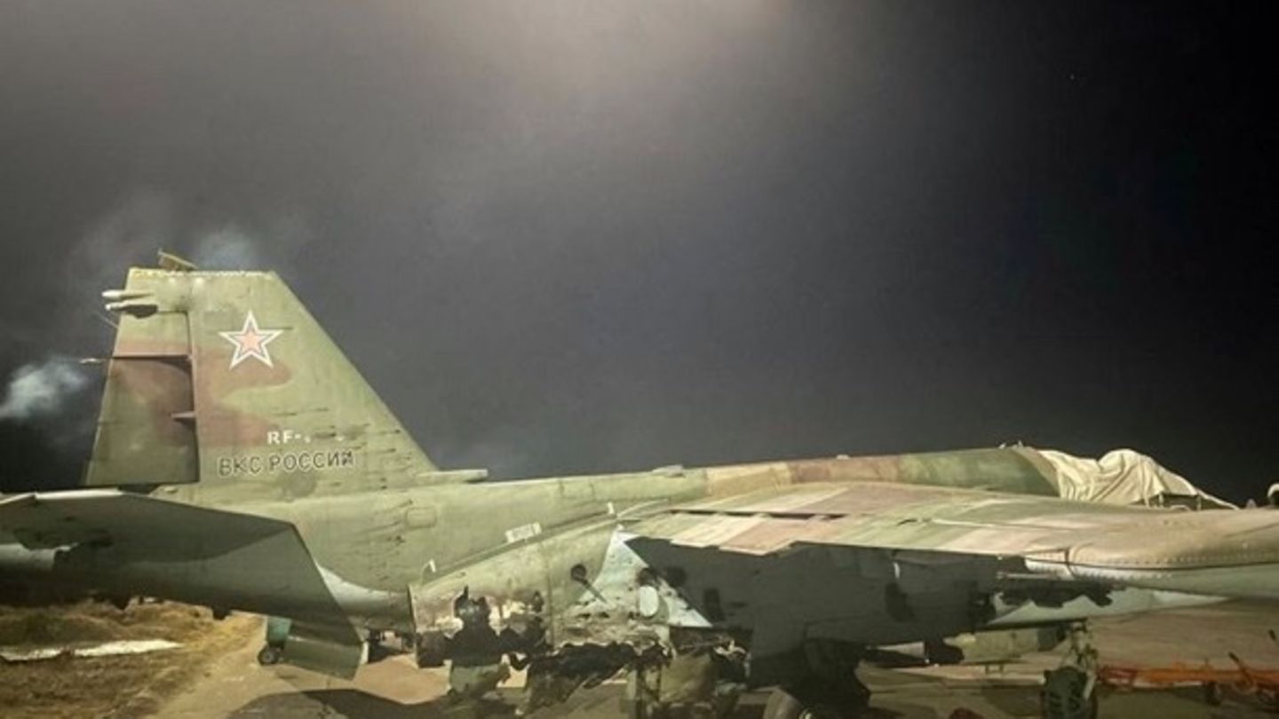 Das halbe Triebwerk ist zerfetzt, dennoch konnte die SU-25 das Fahrwerk ausfahren.