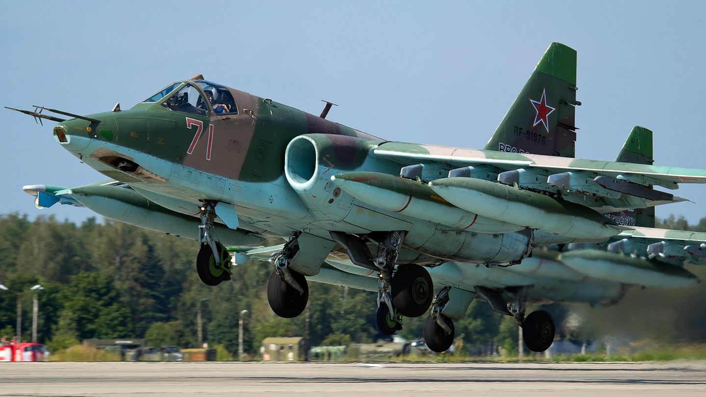Die SU-25 kann sechs Tonnen Waffen transportieren.