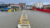 In der Stadt Cesena ist der Fluss Savio nach extremen Regenfällen am Mittwoch über die Ufer getreten,
