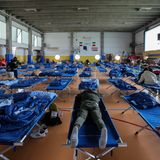 Ein Gymnasium in der naheliegenden Stadt Bologna wurde zur Notunterkunft mit Feldbetten umfunktioniert