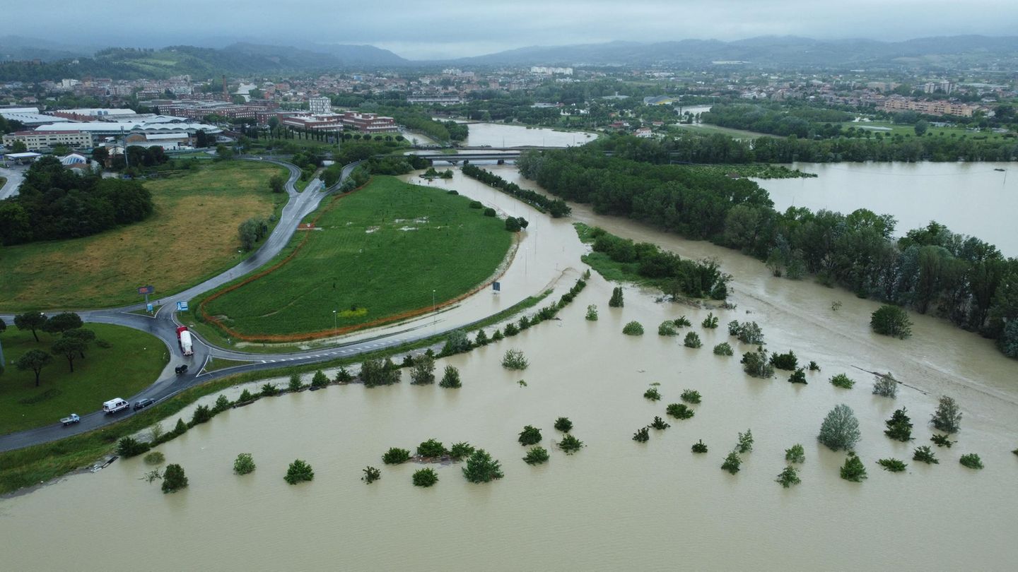 Bilder aus der Luft zeigen überflutete Häuser in Cesena, im Norden Italiens