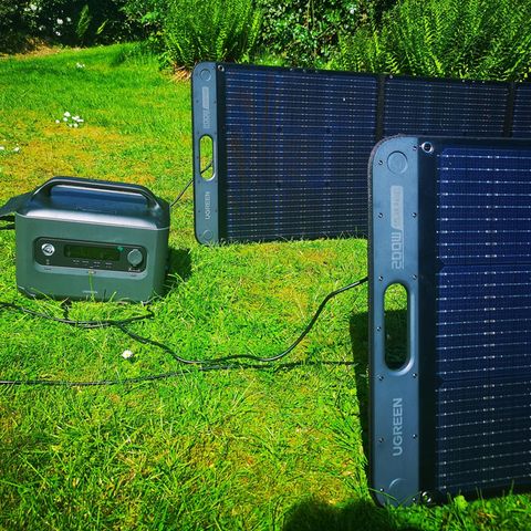Die Upgreen 1200 lässt sich mit zwei Solartaschen zu 200 Watt verbinden.