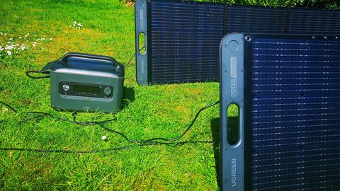 Die Upgreen 1200 lässt sich mit zwei Solartaschen zu 200 Watt verbinden.