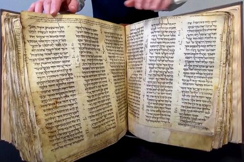 1000 Jahre alte Bibel stellt Auktionsrekord auf