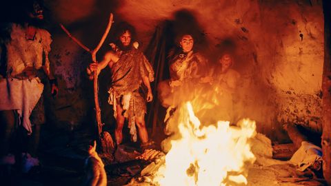 Steinzeitmenschen am Lagerfeuer
