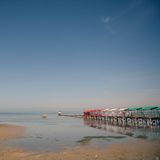 Kaspisches Meer  Dieser Steg in Bandar-e Gaz im Norden des Irans steht fast auf dem Trockenen. Der Hafen der Stadt, der früher dem Transport von Fracht und Passagieren diente, ist längst unbenutzbar geworden.