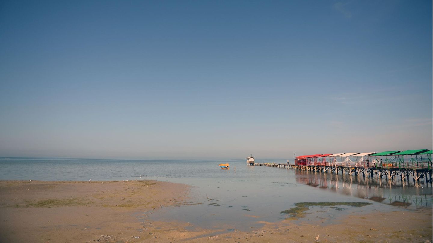 Kaspisches Meer  Dieser Steg in Bandar-e Gaz im Norden des Irans steht fast auf dem Trockenen. Der Hafen der Stadt, der früher dem Transport von Fracht und Passagieren diente, ist längst unbenutzbar geworden.