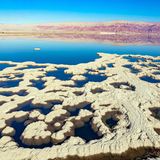 Totes Meer  Salz bildet bizarre Muster auf dem Wasser des Sees in Israel. Auch das Tote Meer schrumpft nach Angaben der Forschenden vor allem aufgrund von zu großer Wasserentnahme durch den Menschen – in diesem Fall aus dem Fluss Jordan, der in den See mündet.