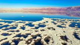 Totes Meer  Salz bildet bizarre Muster auf dem Wasser des Sees in Israel. Auch das Tote Meer schrumpft nach Angaben der Forschenden vor allem aufgrund von zu großer Wasserentnahme durch den Menschen – in diesem Fall aus dem Fluss Jordan, der in den See mündet.