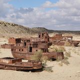 Aralsee  Rostige Schiffe liegen als stumme Zeugen einer besseren Zeit im Sand der früheren Hafenstadt Mujnak. Schon vor Jahrzehnten hat sich das Wasser von hier zurückgezogen, heute ist das Ufer etwa 80 Kilometer entfernt. Das Austrocknen des Aralsees und das Anwachsen der Salz- und Sandwüste Aralkum gilt als die größte ökologische Katastrophe des Erde. Hauptursache ist den Studienautoren zufolge nicht nachhaltiger Wasserverbrauch.