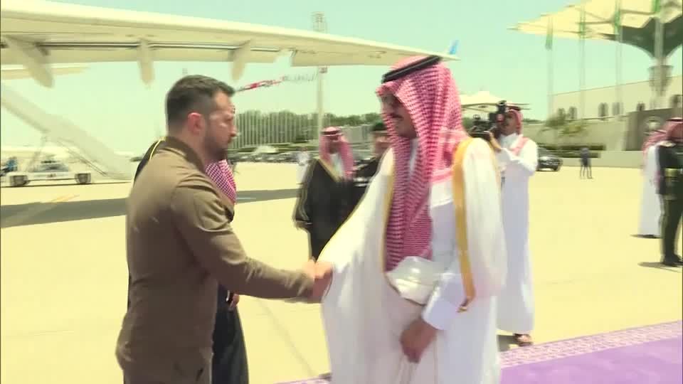Video: Selenskyj zum Gipfel der Arabischen Liga in Saudi-Arabien eingetroffen Video: Selenskyj zum Gipfel der Arabischen Liga in Saudi-Arabien eingetroffen