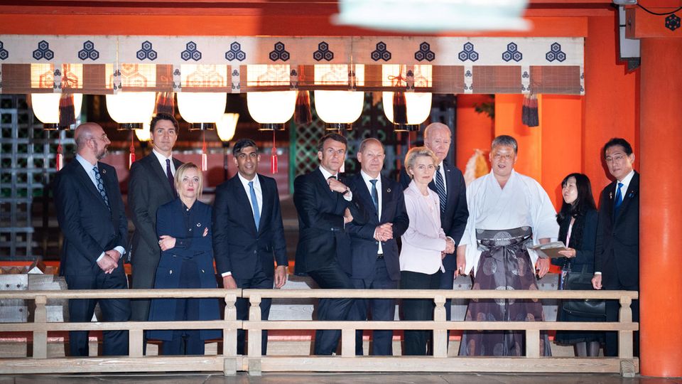 Die Staats- und Regierungschefs der G7-Staaten besichtigen den Itsukushima-Schrein in Japan