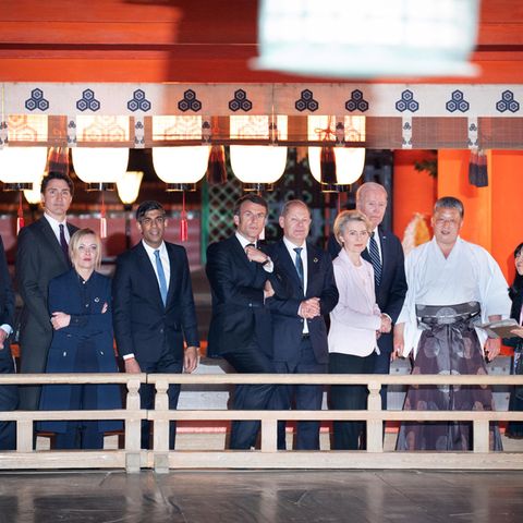 Die Staats- und Regierungschefs der G7-Staaten besichtigen den Itsukushima-Schrein in Japan