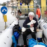 Eine Frau und ihr Hund wurden nach den Überschwemmungen von der Feuerwehr gerettet. Aktuell gibt es in der Gegend wieder sintflutartiger Regenfälle