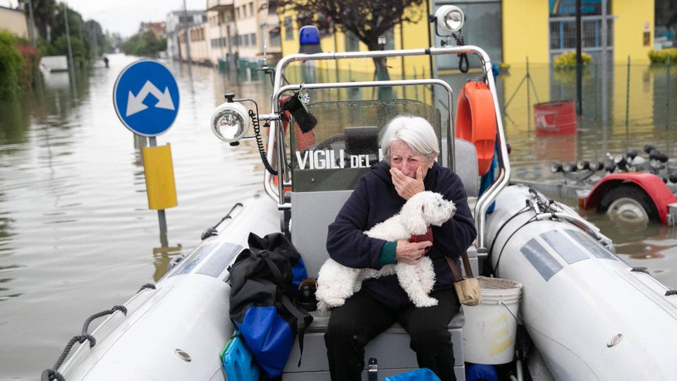 Eine Frau und ihr Hund wurden nach den Überschwemmungen von der Feuerwehr gerettet. Aktuell gibt es in der Gegend wieder sintflutartiger Regenfälle