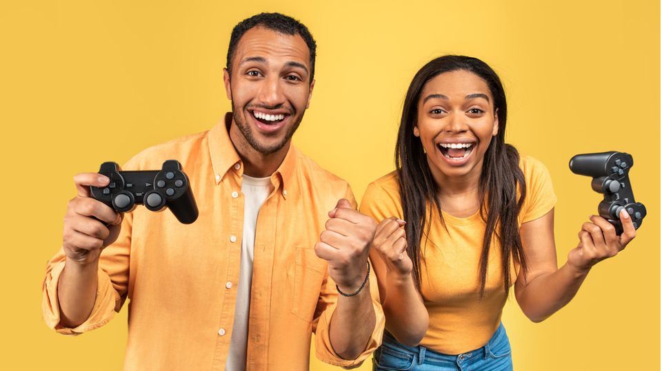Amazon Gaming Week 2023: Ein Mann und eine Frau freuen sich über die Deals