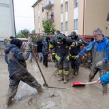 Auf den Regen folgt der Schlamm. Wo es geht, beginnen die Menschen mit den aufwendigen Aufräumarbeiten
