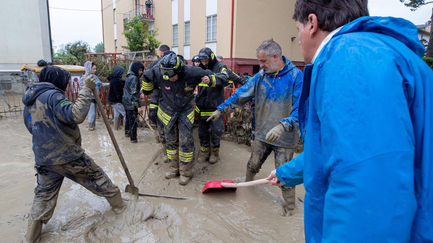 Auf den Regen folgt der Schlamm. Wo es geht, beginnen die Menschen mit den aufwendigen Aufräumarbeiten