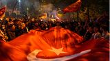 Die Stimmung in der Türkei ist schlecht. Das Land lag im "World Happiness Report" nur auf Platz 106 (Mittelwert 4,614). Damit hatte es sich allerdings gegenüber dem Vorjahr mit Platz 112 etwas verbessert, rangierte aber deutlich hinter der Elfenbeinküste oder dem Iran. Der aktuelle Bericht bildet einen Mittelwert der jährlichen Gallup-Umfragen von 2020 bis 2022. Die Nachwirkungen der Erdbebenkatastrophe Anfang 2023 waren hier damit noch nicht berücksichtigt.