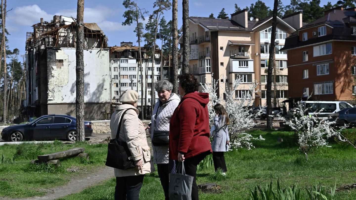 Selbst inmitten eines brutalen Angriffskrieges waren die Ukrainer laut dem "World Happiness Report 2023" in gewisser Weise glücklicher als ein Jahr zuvor und glücklicher als ein Drittel der übrigen Länder des Berichts. Die Ukraine verbesserte sich mit einem Mittelwert von 5,071 vom 98. auf den 92. Rang (2023 wurden allerdings weniger Länder untersucht). Die Ukrainer wurden im September 2022 befragt, also etwas über ein halbes Jahr nach der russischen Invasion. Die Experten attestierten den Ukrainern einen steilen Anstieg bei der empfundenen Nächstenliebe. Das führte dazu, dass das Ergebnis 2022 über dem nach der Annektion der Krim 2014 lag.