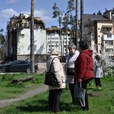 Selbst inmitten eines brutalen Angriffskrieges waren die Ukrainer laut dem "World Happiness Report 2023" in gewisser Weise glücklicher als ein Jahr zuvor und glücklicher als ein Drittel der übrigen Länder des Berichts. Die Ukraine verbesserte sich mit einem Mittelwert von 5,071 vom 98. auf den 92. Rang (2023 wurden allerdings weniger Länder untersucht). Die Ukrainer wurden im September 2022 befragt, also etwas über ein halbes Jahr nach der russischen Invasion. Die Experten attestierten den Ukrainern einen steilen Anstieg bei der empfundenen Nächstenliebe. Das führte dazu, dass das Ergebnis 2022 über dem nach der Annektion der Krim 2014 lag.