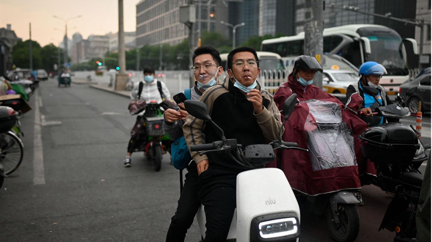 64: China In China lagen den UN-Forschern für 2022 keine aktuelle Umfrage vor. Sie schätzten deshalb diesen Wert anhand der vorherigen Ergebnisse und berechneten ein Mittel von 5,818. Das bedeutete Platz 64 für die Volksrepublik (Vorjahr: Platz 72). Hongkong wurde separat ausgewiesen. Hier war der Trend gegenläufig zum Festland. Die ehemalige Kronkolonie fiel vom 81. auf den 82. Platz.