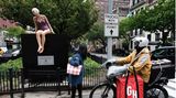 Gute Nachrichten hatten die UN-Glücksforscher hingegen für die Vereinigten Staaten. Die Menschen dort schätzen den Umfragen zufolge ihr Leben wieder etwas besser ein als früher. Die USA verbesserten sich mit einem Mittelwert von 6,894 vom 16. auf den 15. Platz und überholten damit Deutschland. Nachbar Kanada kam auf Platz 13.