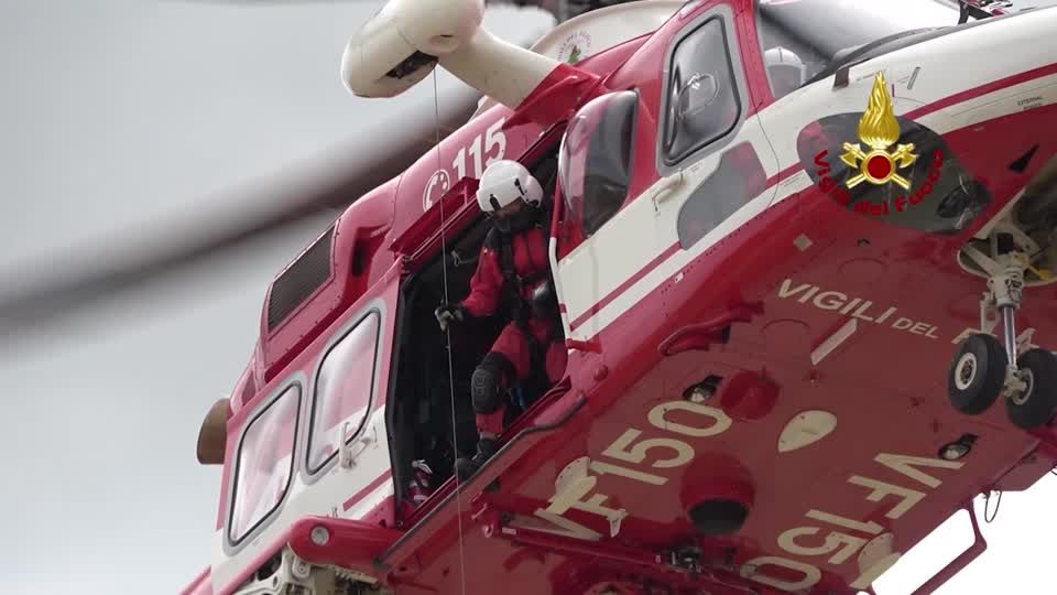 Video: Überflutungen in Italien: Feuerwehr rettet Kleinkind