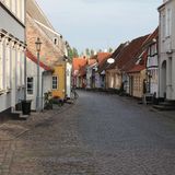 Dänemark festigte seinen Anspruch auf Rang zwei im „World Happiness Report“. 7,586 Punkte reichten erneut vor Island für diese Platzierung. Allerdings verringerte sich der Glückswert der Dänen ein wenig. Er hatte von 2019 bis 2021 noch bei durchschnittlich 7,636 gelegen.