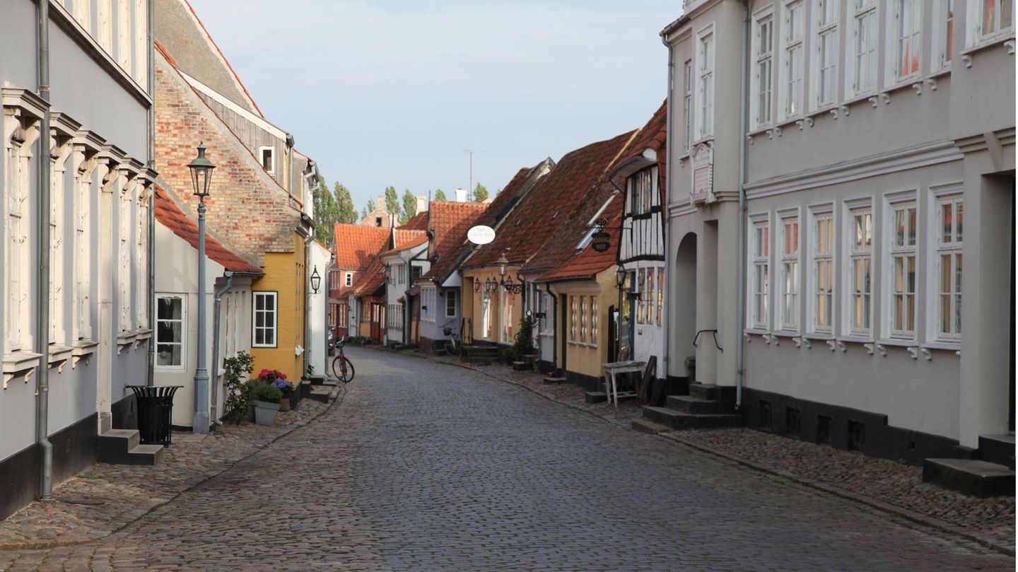 Dänemark festigte seinen Anspruch auf Rang zwei im „World Happiness Report“. 7,586 Punkte reichten erneut vor Island für diese Platzierung. Allerdings verringerte sich der Glückswert der Dänen ein wenig. Er hatte von 2019 bis 2021 noch bei durchschnittlich 7,636 gelegen.