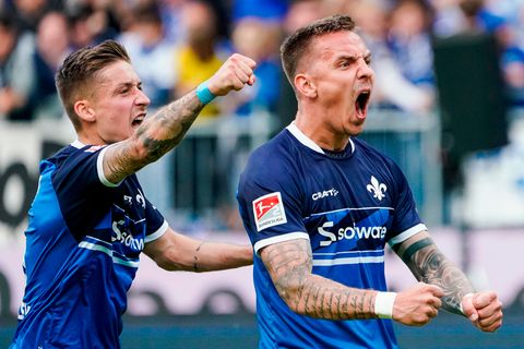 Darmstadts Torschütze Phillip Tietz (r.) jubelt mit seinem Teamkollegen Marvin Mehlem über das Tor zum 1:0