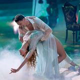 Joachim Llambi, der sonst für seine unbarmherzige Kritik bekannt ist, hatte irgendwann Mühe, noch neue Komplimente zu finden. Er sei stolz, dass dieses Talent in seine deutsche Show gekommen sei, lobte er.