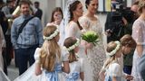 Die Braut Sophie-Alexandra Evekink zieht mit ihren Blumenkundern in die Theatinerkirche ein. Die Aufregung war für die Braut offenbar zu viel. Sophie-Alexandra sei während der Trauung umgekippt, bestätigte ein Sprecher der Verwaltung der Wittelsbacher. Nach einem Getränk sei sie dann aber wieder wohlauf gewesen. 