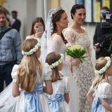 Die Braut Sophie-Alexandra Evekink zieht mit ihren Blumenkundern in die Theatinerkirche ein. Die Aufregung war für die Braut offenbar zu viel. Sophie-Alexandra sei während der Trauung umgekippt, bestätigte ein Sprecher der Verwaltung der Wittelsbacher. Nach einem Getränk sei sie dann aber wieder wohlauf gewesen. 