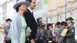 Der Bräutigam Ludwig Prinz von Bayern erscheint in Begleitung seiner Mutter Beatrix Prinzessin von Bayern. Er ist der Ururenkel des letzten Bayern-Königs Ludwig III.