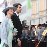 Der Bräutigam Ludwig Prinz von Bayern erscheint in Begleitung seiner Mutter Beatrix Prinzessin von Bayern. Er ist der Ururenkel des letzten Bayern-Königs Ludwig III.
