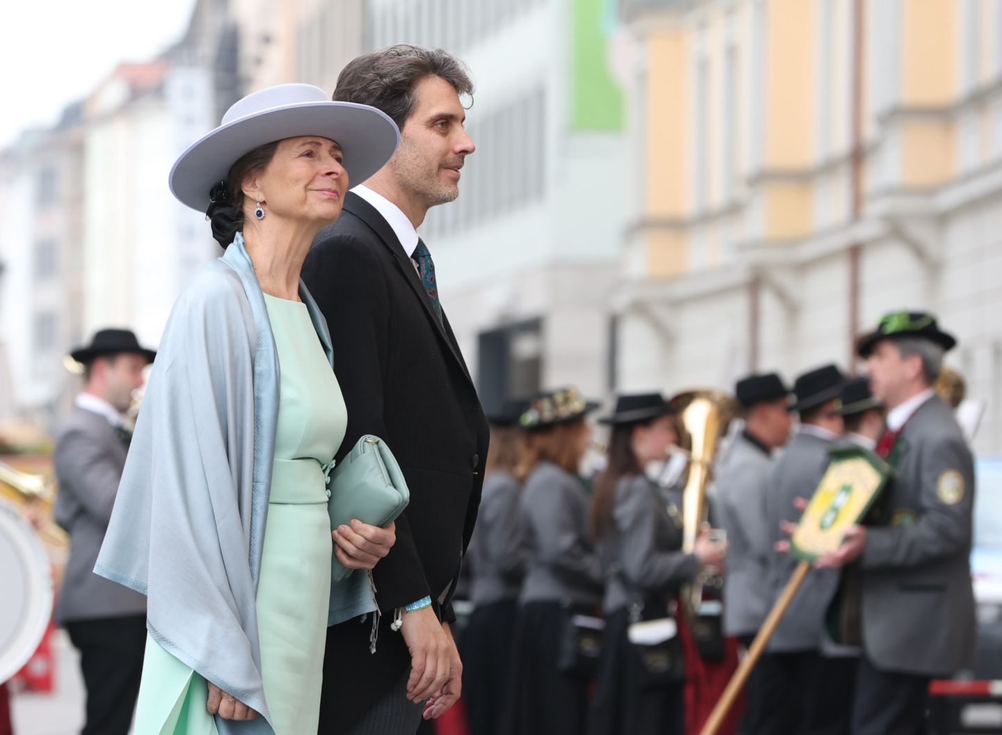 Der Bräutigam Ludwig Prinz von Bayern erscheint in Begleitung seiner Mutter Beatrix Prinzessin von Bayern. Er ist der Ururenkel des letzten Bayern-Königs Ludwig III.