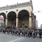 Gebirtsschützen ziehen über den Odeonsplatz zur kirchlichen Hochzeit von Ludwig Prinz von Bayern und Sophie-Alexandra Evekink zur Theatinerkirche. Dem Haus der Wittelsbacher begegnet man in Bayern mit großen Wohlwollen. 