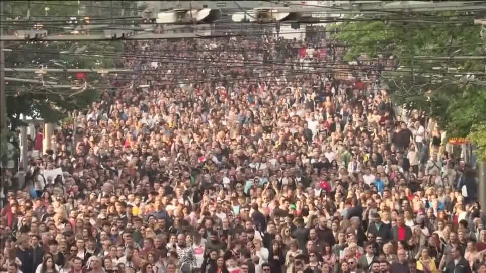 Video: Gegen Waffengewalt: Zehntausende Demonstranten in Serbien