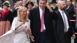 Ebenso wie Markus Söder, Ministerpräsident von Bayern, und seine Frau Karin. Die Wittelsbacher seien erst für Napoleon gewesen, um Könige von Bayern zu werden, dann seien sie gegen Napoleon gewesen, um Könige bleiben zu können, sagte der CSU-Politiker am Samstag in München. Söder sprach von einer gewissen "Geschmeidigkeit" der früheren Herrscherfamilie. "Vielleicht ist das in die Gene heutiger Politiker übertragen worden", scherzte Söder vor Beginn der kirchlichen Hochzeit eines Ururenkels des letzten Bayern-Königs.
