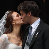 Das Paar zeigt sein Glück nach der Trauung. Die Braut trug einen Schleier, entworfen von einer ukrainischen Designerin, mit versteckten kanadischen und niederländischen Details – eine Hommage an die Wurzeln der Braut.