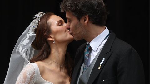 Das Paar zeigt sein Glück nach der Trauung. Die Braut trug einen Schleier, entworfen von einer ukrainischen Designerin, mit versteckten kanadischen und niederländischen Details – eine Hommage an die Wurzeln der Braut.