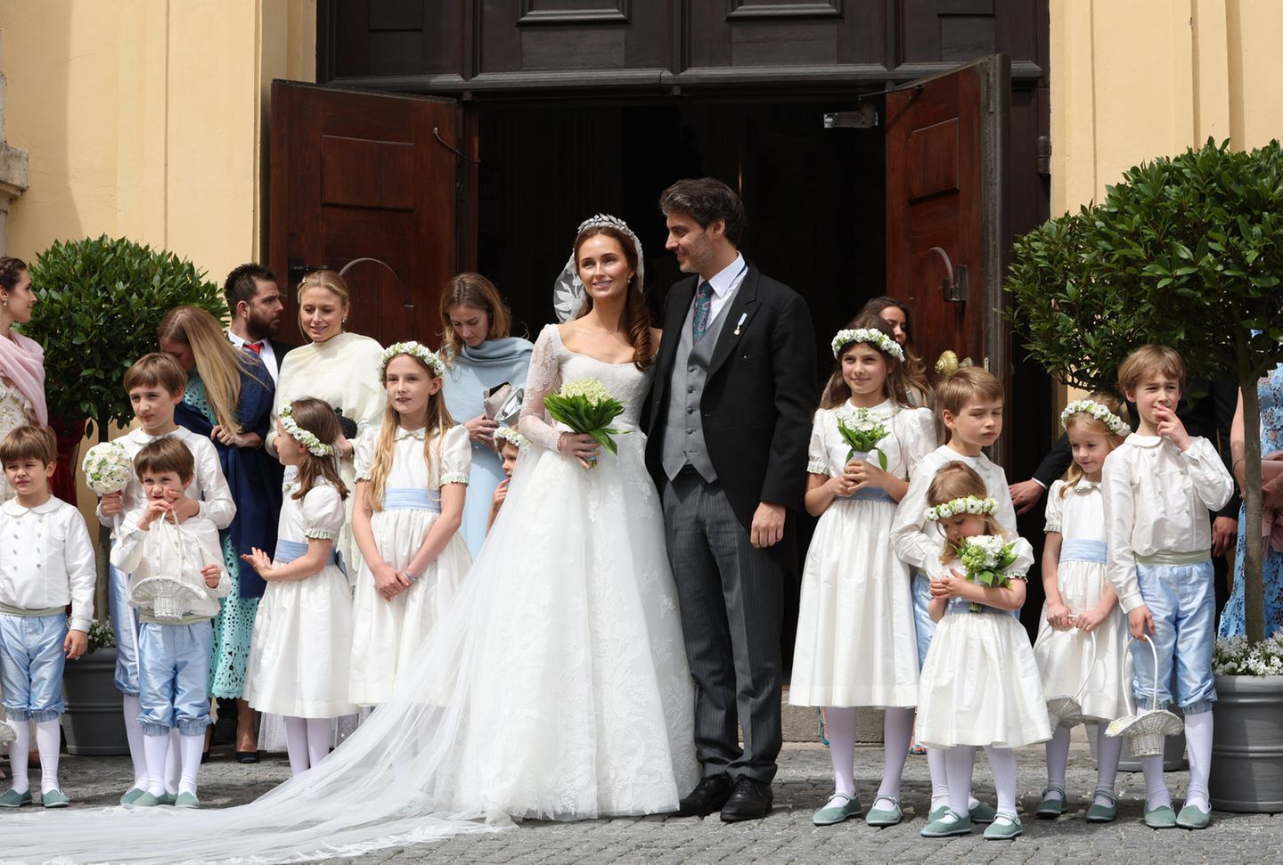 Das lange Spitzenkleid der Braut sollte, den "klassischen Stil und Modernität verbinden". 