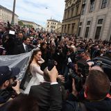 Nach dem feierlichen Auszug zu den Klängen der Bayern-Hymne stieg das neue royale Paar in einen schwarzen Oldtimer. Es ging nach Schloss Nymphenburg, wo der amtierende Chef des Hauses Wittelsbach Herzog Franz ein Hochzeitsfest für etwa 500 geladene Gäste ausrichtet.