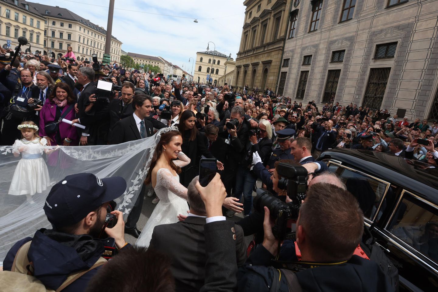 Bayerischer Adel : Nach dem feierlichen Auszug zu den Klängen der Bayern-Hymne stieg das neue royale Paar in einen schwarzen Oldtimer. Es ging nach Schloss Nymphenburg, wo der amtierende Chef des Hauses Wittelsbach Herzog Franz ein Hochzeitsfest für etwa 500 geladene Gäste ausrichtet. Nach dem feierlichen Auszug zu den Klängen der Bayern-Hymne stieg das neue royale Paar in einen schwarzen Oldtimer. Es ging nach Schloss Nymphenburg, wo der amtierende Chef des Hauses Wittelsbach Herzog Franz ein Hochzeitsfest für etwa 500 geladene Gäste ausrichtet.