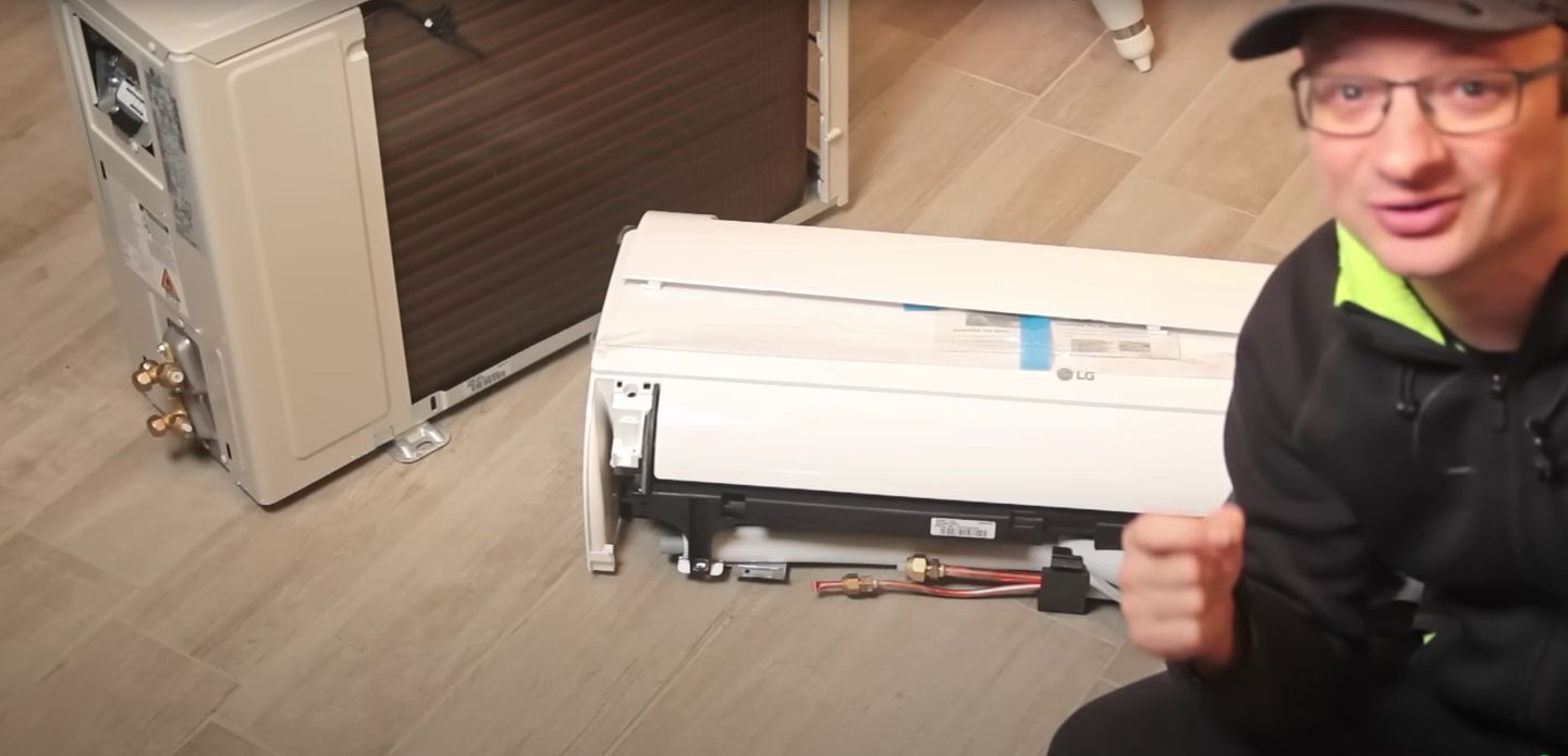 Andreas Schmitz mit einer Klimaanlage