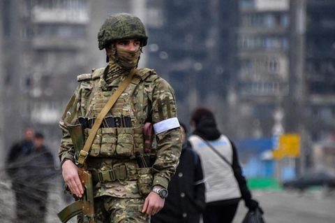 Ein russischer Soldat patrouilliert durch Mariupol