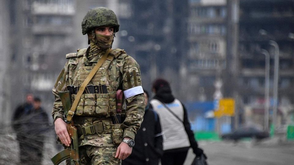 Ein russischer Soldat patrouilliert durch Mariupol